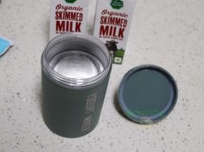酸奶杯清洗干净之后，吹干水，然后倒入沸水100ml，倒扣杯子，摇一摇，然后静放1分钟左右倒出沸水，进行对酸奶杯的杀菌消毒。