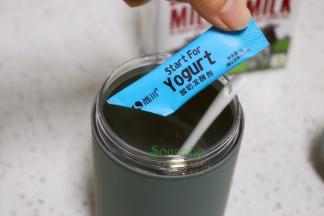 把酸奶发酵剂倒入杯子，接着倒入30ml酸牛奶，用勺子搅拌均匀。其中勺子也是用沸水汆烫，杀菌消毒过哦。