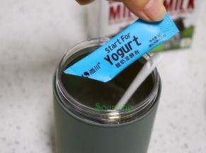 把酸奶发酵剂倒入杯子，接着倒入30ml酸牛奶，用勺子搅拌均匀。其中勺子也是用沸水汆烫，杀菌消毒过哦。