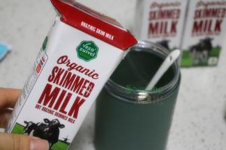 接着倒入剩下纯牛奶，白砂糖，再次搅拌均匀。不喜欢吃甜的可以不加白砂糖。