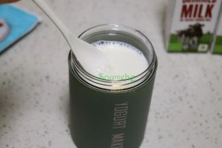 倒入牛奶之后，杯子上面有少许气泡，这个时候可以用勺子撇掉，我用的酸奶杯最大容量是250ml，所以我用200ml，也刚刚好哦，不会太满溢出来。
