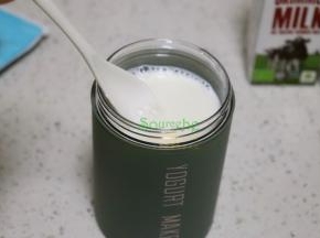 倒入牛奶之后，杯子上面有少许气泡，这个时候可以用勺子撇掉，我用的酸奶杯最大容量是250ml，所以我用200ml，也刚刚好哦，不会太满溢出来。