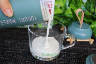 发酵好的酸奶，取下通电底座，放入冰箱冷藏，喝酸的酸的时候倒入麦片、水果、坚果，搅拌均匀即可。