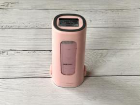 启动榨汁杯，把鲜果和酸奶打成粉色的奶昔，蔓越莓可以不要打的太细，有些颗粒感口会更好。