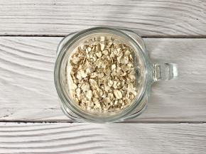 在玻璃杯中放入即食燕麦片；