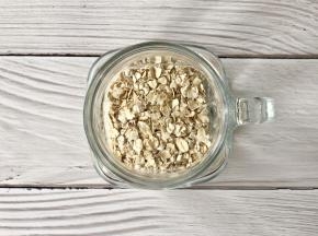 在玻璃杯中放入即食燕麦片；
