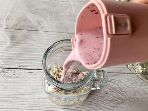 把打好的奶昔倒入玻璃杯；