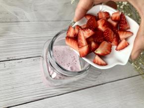 倒入切好的草莓丁，也可以换成别的你喜欢的水果。