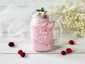 最后放上薄荷叶、筛上糖霜装饰一下，完成！