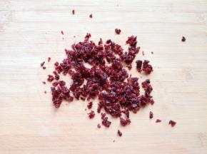 蔓越莓干切碎备用。