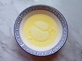 将牛奶和玉米油倒入小碗里。