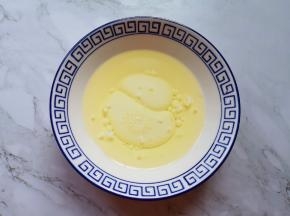 将牛奶和玉米油倒入小碗里。