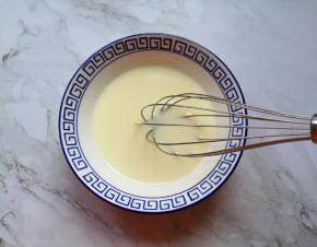 用手动打蛋器搅打均匀。