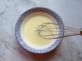 用手动打蛋器搅打均匀。