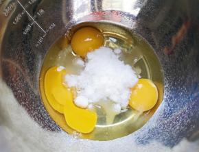 鸡蛋打入打蛋盆里，加入细砂糖。