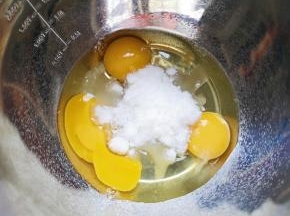 鸡蛋打入打蛋盆里，加入细砂糖。