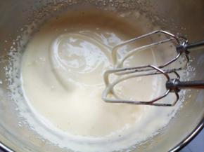 用电动打蛋器打发至，提起打蛋器随意画图案不易消失。