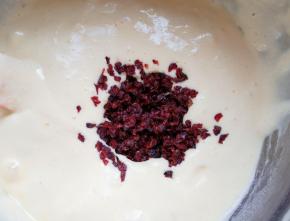 加入蔓越莓干翻拌均匀。