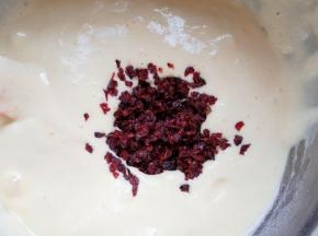 加入蔓越莓干翻拌均匀。