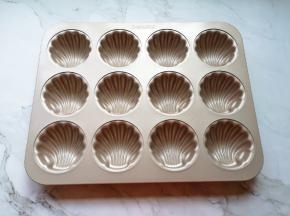 烤箱上下管170度预热。玛德琳模具里面抹上一层黄油。