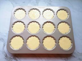 挤入准备好的蛋糕糊。