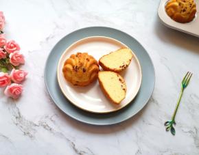 完美的蔓越莓玛德琳蛋糕。