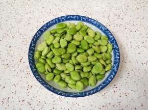 剥好蚕豆清洗干净。