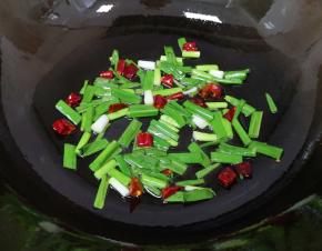 再下入干红辣椒小火炒香。