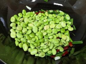 下入蚕豆。