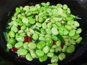加入开水烧开，中小火焖10-15分钟。