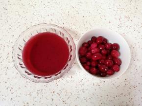 准备好美国蔓越莓鲜果和美国蔓越莓汁。