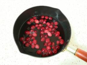 小锅内加入纯净水，放入准备好的蔓越莓鲜果和蔓越莓汁。