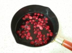小锅内加入纯净水，放入准备好的蔓越莓鲜果和蔓越莓汁。