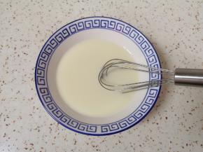 用手动打蛋器搅打均匀。