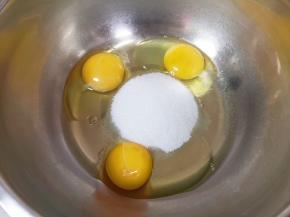 鸡蛋打入打蛋盆里，加入细砂糖。