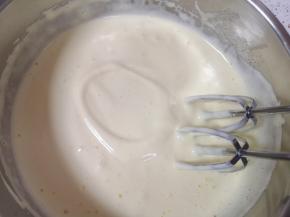 用电动打蛋器打发至，提起打蛋器随意画图案不易消失。