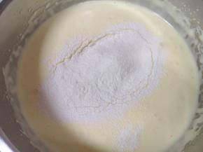 分两次筛入低筋面粉，每一次筛入以后都要用刮刀从底部翻拌均匀，再进行下一次筛入。