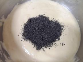 加入黑芝麻粉翻拌均匀。