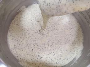 顺着盆边加入混合好的牛奶和玉米油，翻拌均匀装进裱花袋。