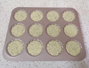 烤箱上下管180度预热。玛德琳模具里面抹上一层黄油，挤入准备好的蛋糕糊。
