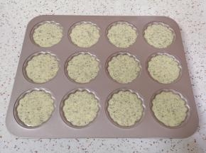 烤箱上下管180度预热。玛德琳模具里面抹上一层黄油，挤入准备好的蛋糕糊。