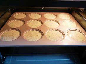 送入预热好的烤箱，上下管180度烤20分钟。