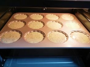 送入预热好的烤箱，上下管180度烤20分钟。