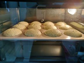 这是烤了10分钟的状态，蛋糕明显变胖。