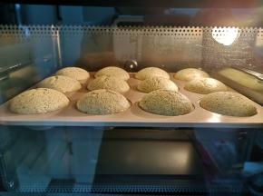 这是烤了10分钟的状态，蛋糕明显变胖。