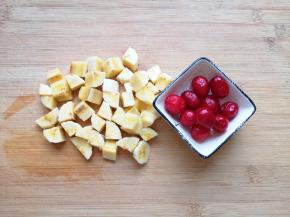 香蕉去皮切成小块，准备好美国蔓越莓鲜果。