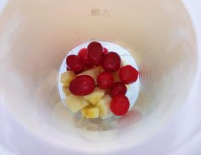 将香蕉块和蔓越莓鲜果一起放入榨汁杯。