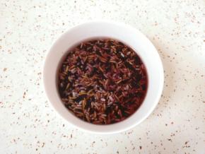 三色糙米前一天晚上泡上。