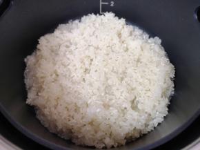 将大米淘洗干净，放入带有甑底垫的滤糖甑里面电饭煲内胆里面。