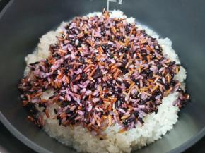 再放入泡好的三色糙米。